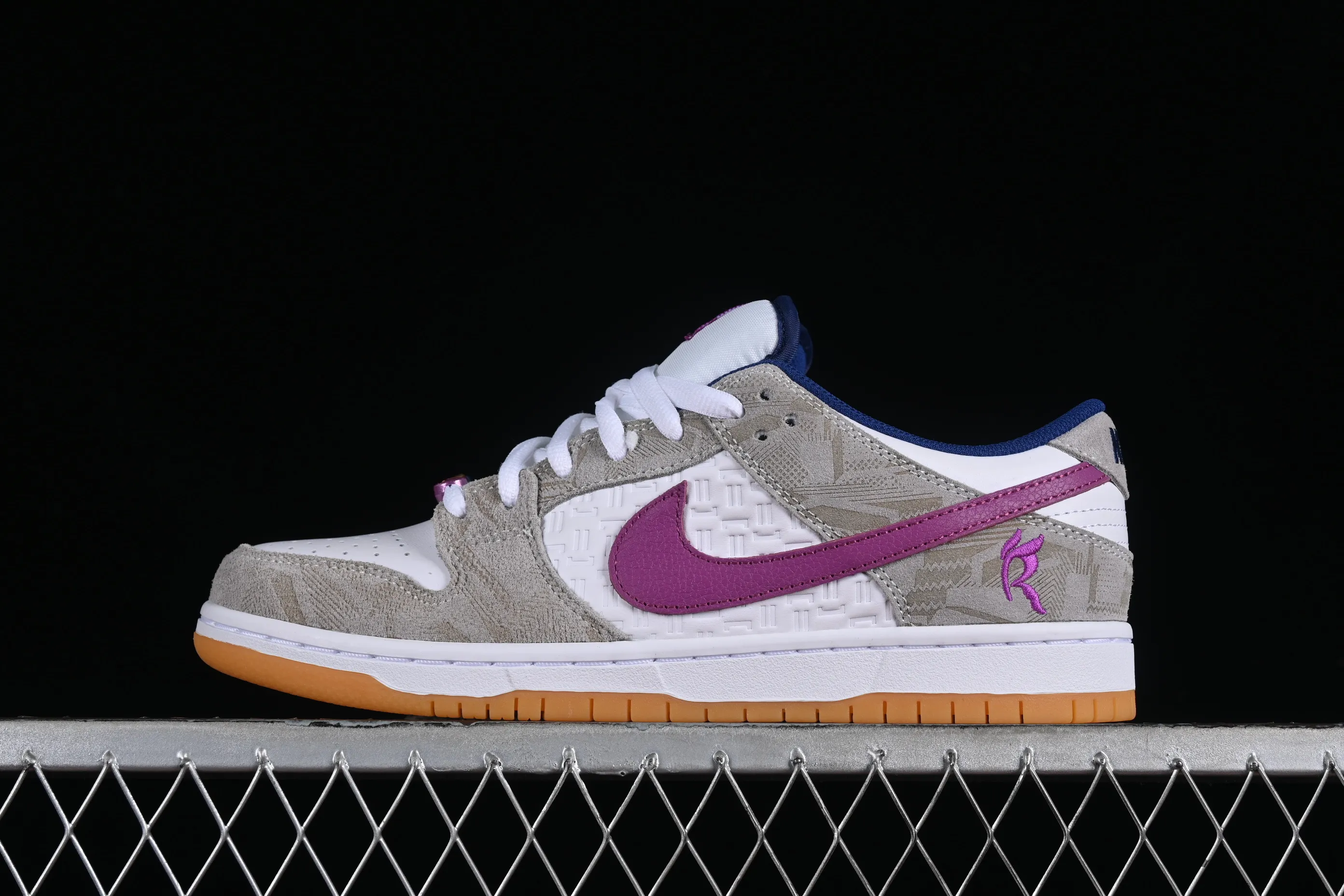 All Categories Nk SB Dunk Series Nk SB Dunk Low Low-top sneakers Z version Rayssa Leal x Nk SB Dunk Low Brazilian skateboarding goddess joint model SB low-top casual sneakers FZ5251-001